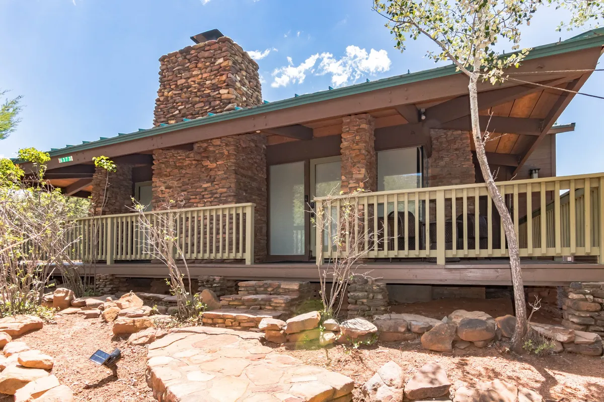This image highlights the Glass House’s wooden deck and natural stone facade, nestled among lush green foliage. The open deck invites guests to step outside and enjoy the crisp mountain air, offering an ideal spot for yoga or simply soaking in nature’s tranquility.